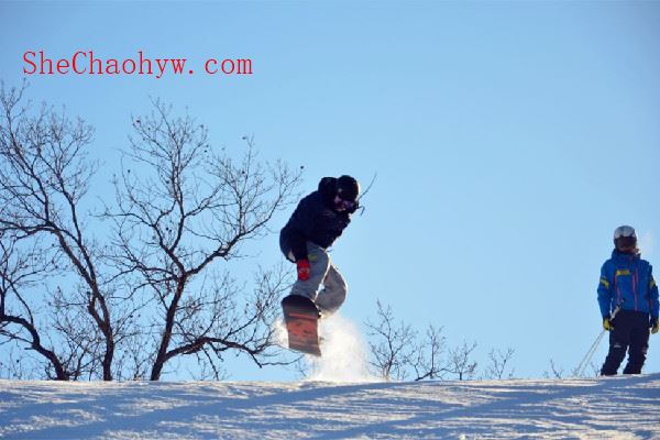 滑雪要准备什么东西?滑雪单板和双板哪个难